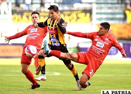 Marvin Bejarano se abre paso entre los defensores, fue autor del primer gol /APG