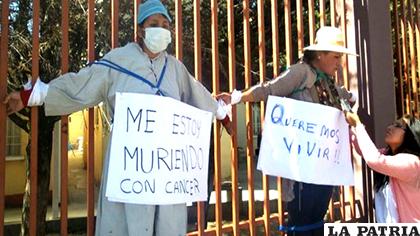 Los pacientes con cáncer tuvieron que crucificarse, para que sus demandas sean atendidas /ERBOL.COM.BO