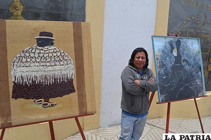 El artista junto a su obra/ LA PATRIA