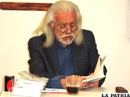 Mario Castro Navarrete leyendo su poesía / Javier Claure C.