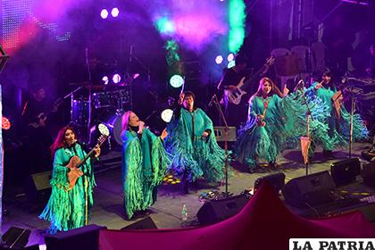 Grupo Femenino Bolivia en el festival más grande de Bolivia