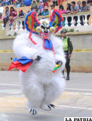 Un imponente oso de la diablada del Insco