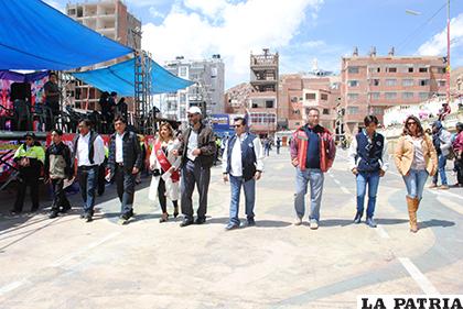 Autoridades universitarias locales, nacionales y municipales, encabezaron la entrada folklórica nacional