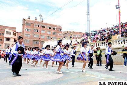 El Instituto Khana Marka, se presentó con la danza de moda, el salay