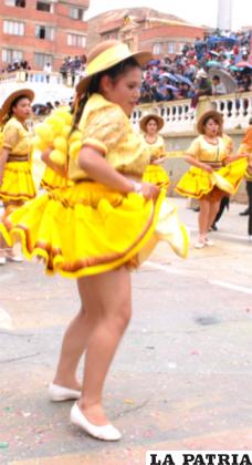 La concentración es vital al momento de bailar salay, así lo demuestra una estudiante de la Facultad de Ciencias de la Salud