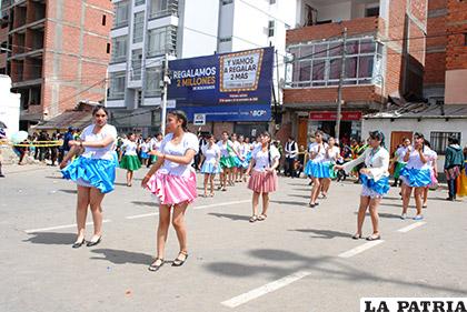 Bellas damas del singular Huayño Antropológico