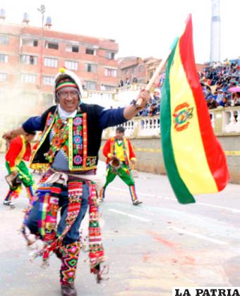 Un tinku khatero hace flamear la Tricolor