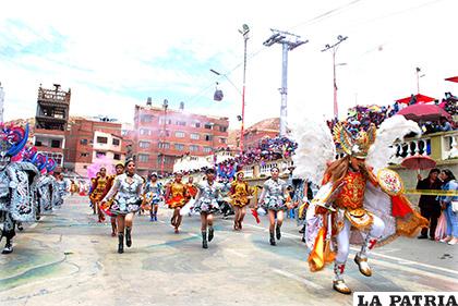 El ángel comanda la Diablada Unior