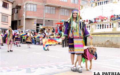 Las mascotas también fueron parte de Pujllay de Derecho de la Udabol
