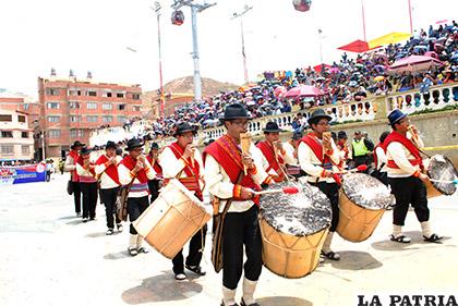 Al ritmo de los sikuris de Conima de la Facultad Nacional de Ingeniería de la UTO 