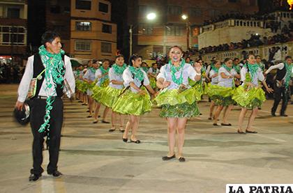 Alegría en la comparsa universitaria 