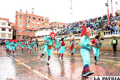 El público se contagió de la alegre coreografía de los Wititis Jatun Rebeldes