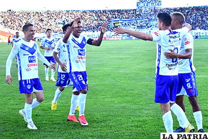 Rodrigo Ramallo fue autor del primer gol, celebra con sus compañeros /Reynaldo Bellota /LA PATRIA