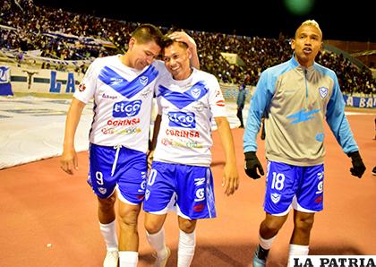 Saucedo felicita a Marcelo Gomes, autor del gol del triunfo de los 