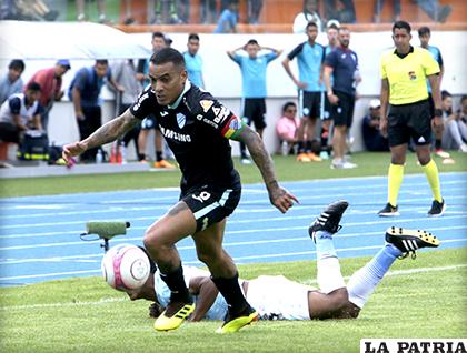 William Ferreira deja en el camino a su marcador y avanza con balón dominado / APG
