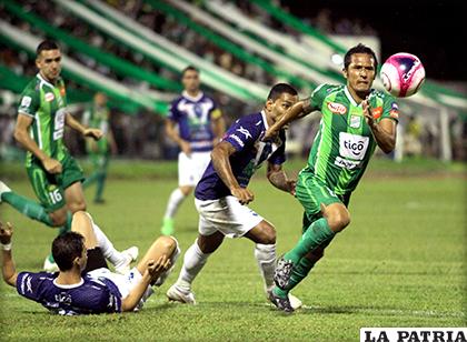 Roly Sejas supera la marca de sus rivales y avanza con balón dominado /APG