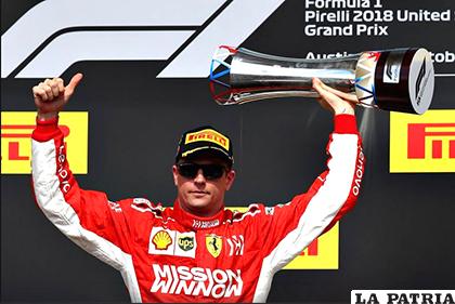Kimi Raikkonen levanta el trofeo de ganador del GP de Estados Unidos /as.com