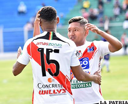 Stiwar García, autor del segundo gol celebra con Ronald Gallegos /APG