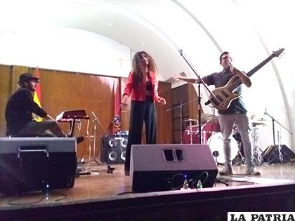La banda de Vero Pérez en una escena de su performance / LA PATRIA