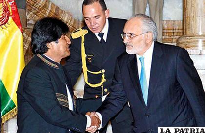 El Presidente Evo Morales saluda al expresidente Carlos Mesa/ OPINION.COM.BO