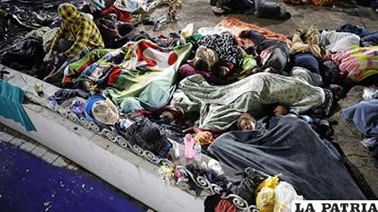 Migrantes hondureños descansan en la población de Huixtla, en el estado de Chiapas/EL DIARIO DE HOY