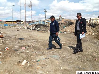 El gobernador y representantes del TDJO ayer inspeccionaron los predios 
/LA PATRIA