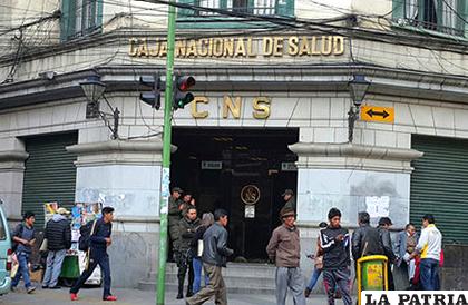 El frontis de la Caja Nacional de Salud (CNS) en La Paz /La Razón