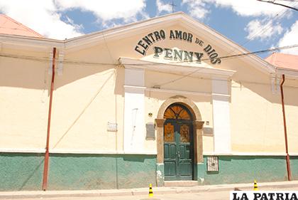 Ingreso principal al Centro de Acogida 