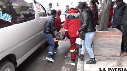 Personal de Bomberos evacúa al ciudadano a un centro médico/ LA PATRIA