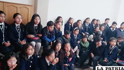Los estudiantes atentos a la explicación de las funcionarias de la Felcv / LA PATRIA