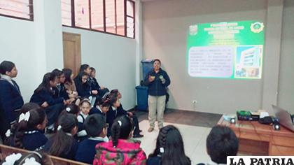 Durante la charla se tocaron temas que preocupan a la sociedad / LA PATRIA