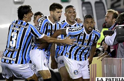 Michel, autor del único gol del partido, celebra con sus compañeros /conmebol.com