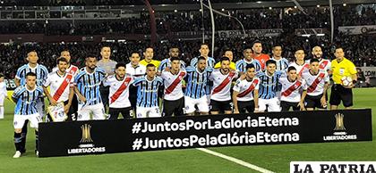 Jugadores de ambos equipos junto a los árbitros en una inédita fotografía / conmebol.com