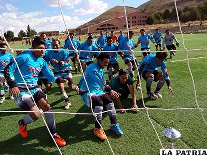 Festejan los integrantes de Sevaruyo, campeones en Segunda de Ascenso /cortesía René Huallata