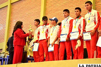 Edda Fiorilo entrega el trofeo a los integrantes del colegio Arce/  Reynaldo Bellota - LA PATRIA