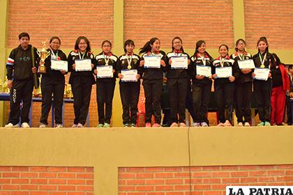 El equipo de voleibol del colegio Pantaleón Dalence/ Reynaldo Bellota - LA PATRIA