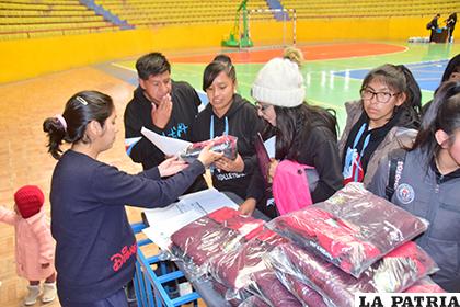 Estudiantes del colegio Pantaleón Dalence reciben su indumentaria/ Reynaldo Bellota - LA PATRIA