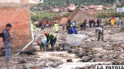 Pobladores en una emergencia en Cochabamba /Los Tiempos