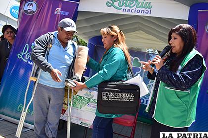 Entrega de prótesis al herido de la explosión del 10 de febrero/LA PATRIA