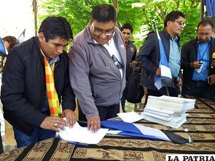 En un acto que culminó poco después del mediodía, el ministro Ortuño anunció la cantidad de libros llenados en Oruro/LA PATRIA
