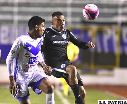 Mario Cuéllar y William Ferreira disputan el balón /APG