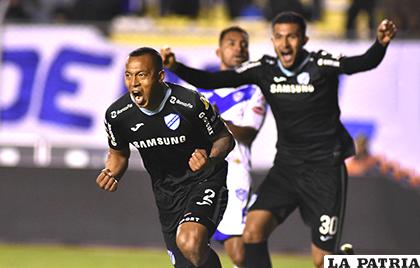 Edemir Rodríguez amplió la diferencia para Bolívar anotando el tercer gol para su equipo /APG