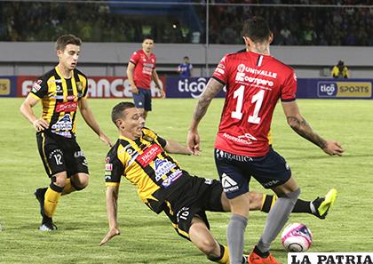 Pablo Escobar intenta dominar el balón, poco o nada pudo hacer por su equipo /APG