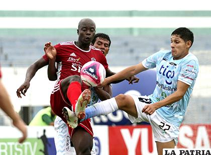 John Mosquera y Mario Parrado en la disputa del balón/ APG