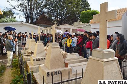 Las visitas al cementerio atraen a muchas personas /LA PATRIA ARCHIVO
