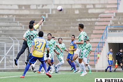 Una acción del partido entre Fatic y EM Huanuni (3-3) /marka-registrada