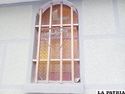 Uno de los ventanales de la capilla del Sagrado Corazón de Jesús que destruyó el supuesto sujeto con discapacidad /Archivo LA PATRIA
