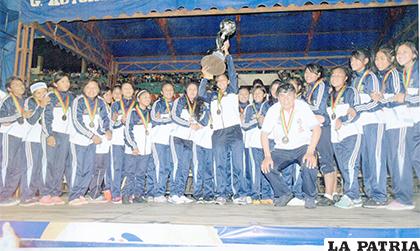 Natalia Quiroga recibe el trofeo (tercer lugar) en la disciplina de fútbol femenino en los Juegos Estudiantiles Plurinacionales /LA PATRIA
