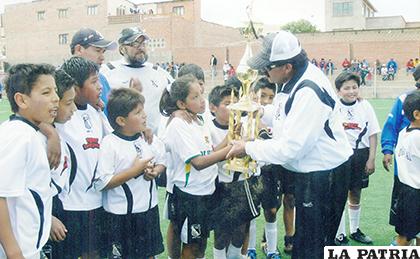 Natalia Quiroga desde muy niña se dedicó al fútbol, recibe un trofeo en el club Oruro Royal /LA PATRIA