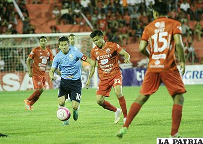 Joselito Vaca intenta dominar el balón ante la marca de Diego Hoyos /APG